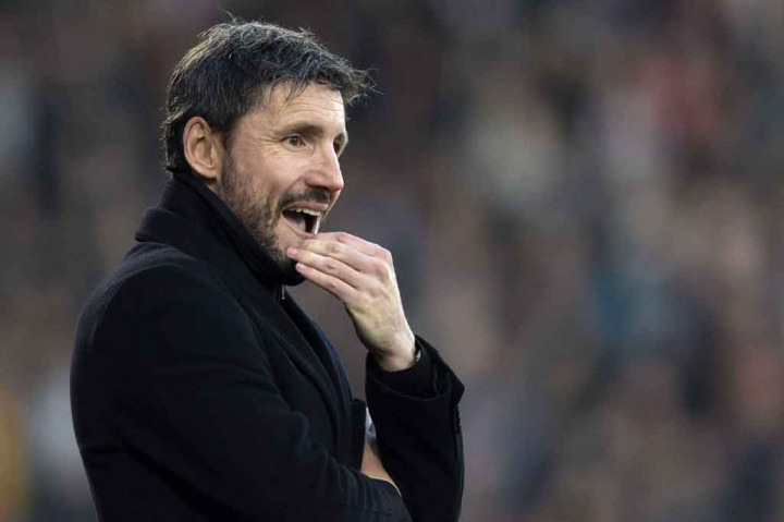 Van Bommel, 44, sebelumnya melatih PSV Eindhoven untuk masa jabatan singkat pada 2019 dan menjadi asisten untuk timnas Arab Saudi dan Australia bersama ayah mertuanya Bert van Marwijk.