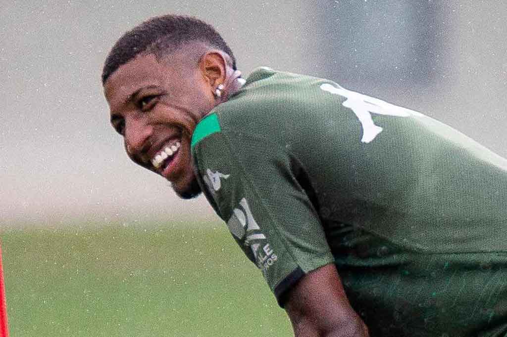 Emerson Royal telah resmi berseragam Barcelona setelah menyelesaikan proses transfernya dari Real Betis pada Rabu, 2 Juni 2021.