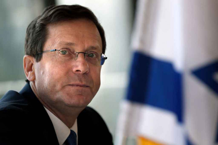 Parlemen Israel, Rabu, 2 Juni 2021, memilih veteran Partai Buruh Isaac Herzog sebagai presiden ke-11. Pemungutan suara dilakukan saat anggota parlemen oposisi berjuang untuk membentuk koalisi untuk menggulingkan Perdana Menteri (PM) Benjamin Netanyahu.