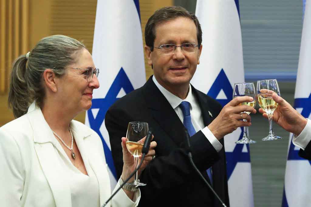 Herzog, 60, mengalahkan mantan kepala sekolah Miriam Peretz untuk menggantikan Presiden Reuven Rivlin, yang terpilih pada 2014.