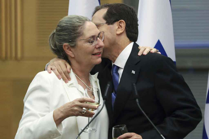 Pemilihan presiden dilakukan ketika politisi Israel dari seluruh spektrum mengadakan negosiasi 11 jam untuk menyusun pemerintahan baru yang bertujuan untuk mengakhiri 12 tahun berturut-turut  Netanyahu menjabat.