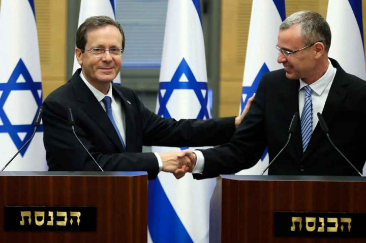 Kepresidenan Israel hanya mempunyai sedikit kekuasaan, terutama bertemu dengan para pemimpin partai setelah pemilihan legislatif dan menugaskan kandidat dengan membentuk pemerintahan. Sementera PM memegang otoritas eksekutif yang sebenarnya. Tetapi presiden memiliki kemampuan untuk memberikan pengampunan - fungsi yang berpotensi penting ketika Netanyahu menghadapi persidangan atas dugaan penipuan, penyuapan, dan pelanggaran kepercayaan.