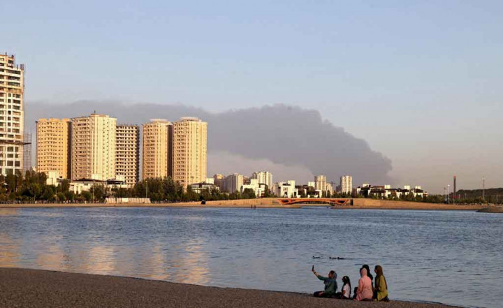 Televisi pemerintah mengatakan 18 reservoir minyak telah terbakar. Kilang yang terbakar telah beroperasi sejak 1968, memiliki kapasitas 250.000 barel per hari dan dimiliki oleh Perusahaan Penyulingan Minyak Teheran.