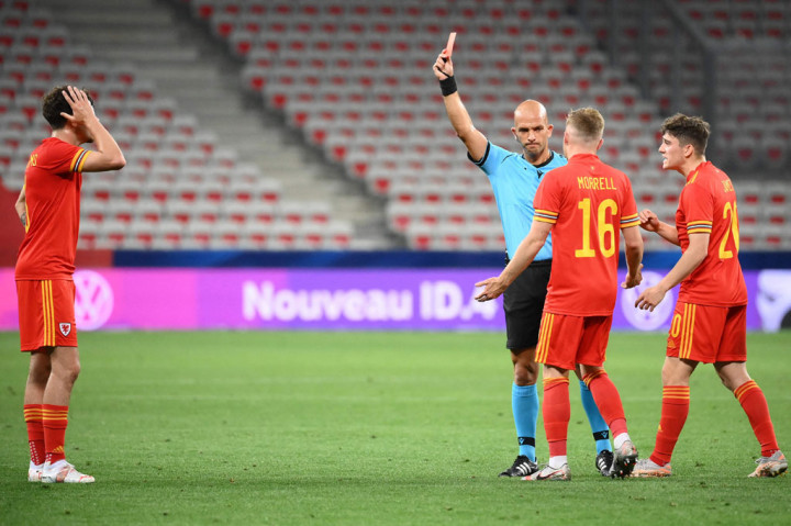 Tim tamu harus bermain dengan 10 orang sejak menit ke-26 setelah Neco Williams diganjar kartu kuning karena memblok sepakan Karim Benzema dengan tangannya di dalam kotak penalti.
