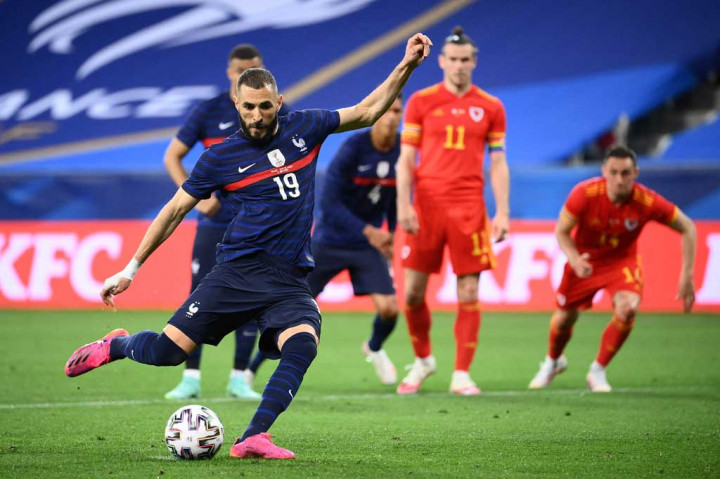 Benzema kemudian maju sebagai algojo, namun gagal menjalankan tugasnya dengan baik setelah tembakannya berhasil ditebak oleh kiper Wales, Danny Ward.