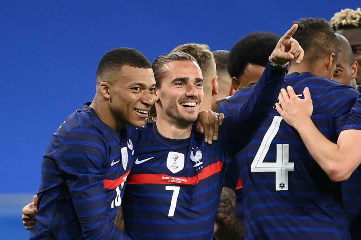 Unggul jumlah pemain dimanfaatkan oleh tuan rumah untuk mengurung pertahanan Wales, dan akhirnya berhasil membuka keunggulan pada menit ke-34 lewat Kylian Mbappe. Skor 1-0 bertahan hingga jeda.