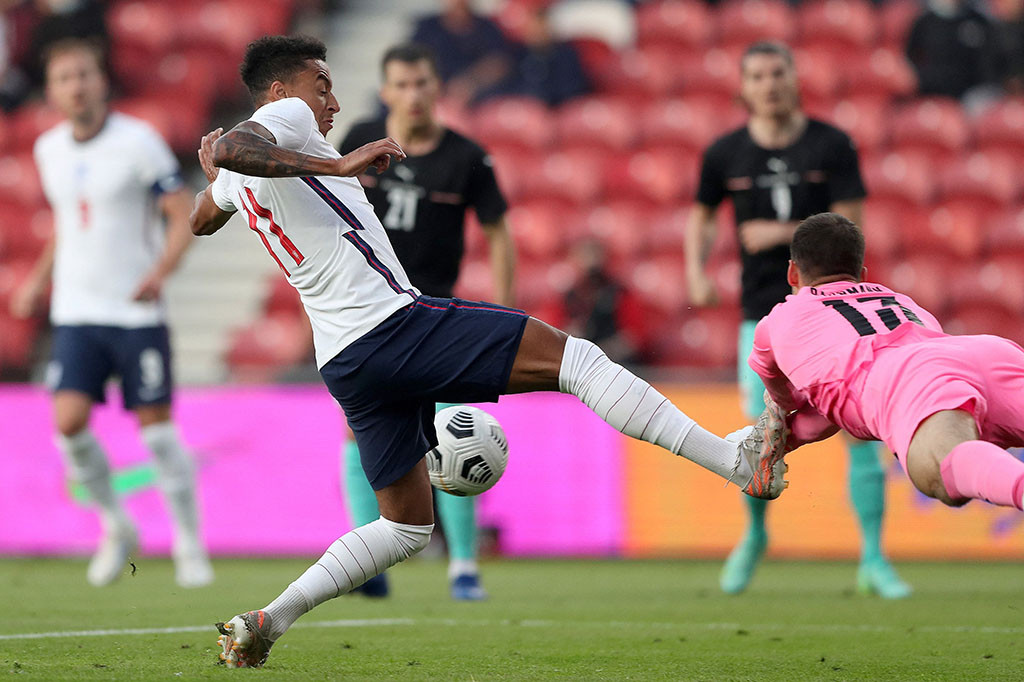 Gareth Southgate mengistirahatkan pemain-pemain Manchester City dan Chelsea setelah mereka menjalani laga final Liga Champions di Portugal akhir pekan lalu, sedangkan Jesse Lingard diturunkan sebagai starter hanya sehari setelah dicoret dari skuad final.  