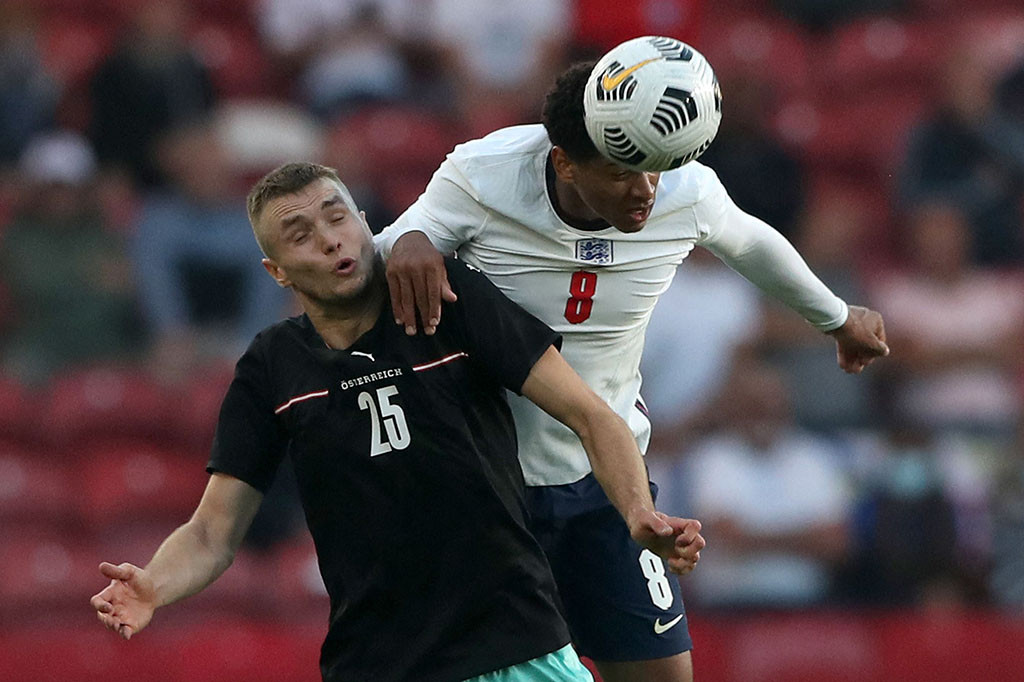 Ini juga menjadi penampilan dalam tim senior pertama untuk gelandang remaja berusia 17 tahun yang memperkuat Borussia Dortmund, Jude Bellingham, sedangkan bek Brighton Hove Albion Ben White mencatat cap pertamanya bersama timnas saat menjadi pemain pengganti pada menit ke-71.