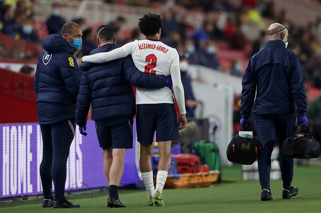Inggris harus bermain dengan 10 orang setelah bek kanan Trent Alexander-Arnold ditarik keluar karena masalah otot dua menit menjelang laga usai. Dengan Inggris sudah menggunakan semua jatah pemain cadangannya, dia menepi ke pinggir lapangan dan kemudian diganjar kartu kuning karena masuk kembali ke lapangan tanpa izin. 