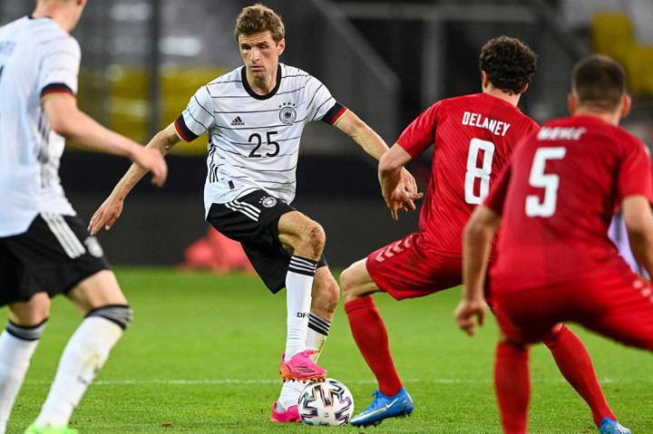Jerman terlihat tajam sejak awal pertandingan setelah masuknya dua pemain yang absen selama dua tahun Thomas Mueller dan Mats Hummels.