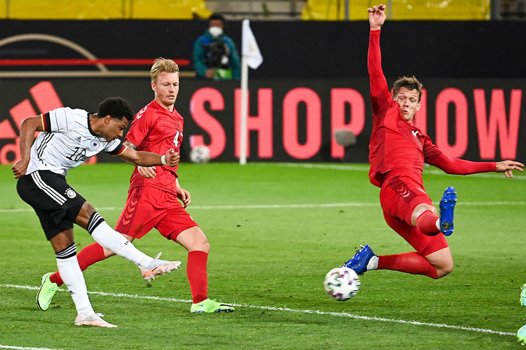 Serge Gnabry bahkan lebih nyaris lagi menciptakan gol sebelum jeda. Sayang tendangan melengkungnya masih membentur tiang gawang.