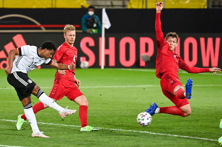 Serge Gnabry bahkan lebih nyaris lagi menciptakan gol sebelum jeda. Sayang tendangan melengkungnya masih membentur tiang gawang.