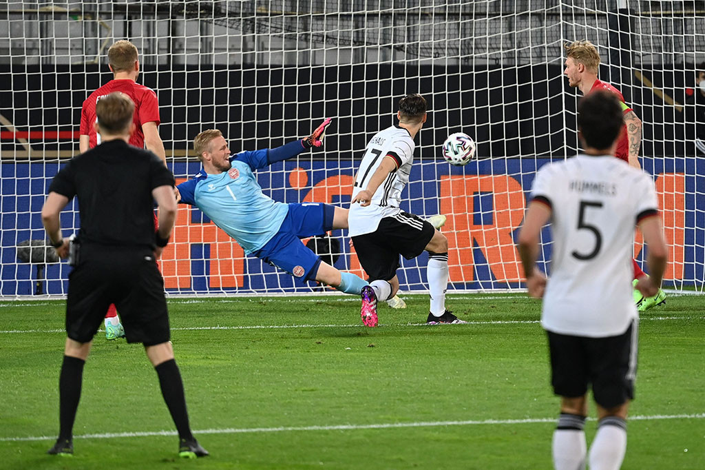 Tiga menit setelah babak kedua mulai Neuhaus akhirnya berhasil membawa Jerman memimpin 1-0 usai memperdaya Schmeichel.