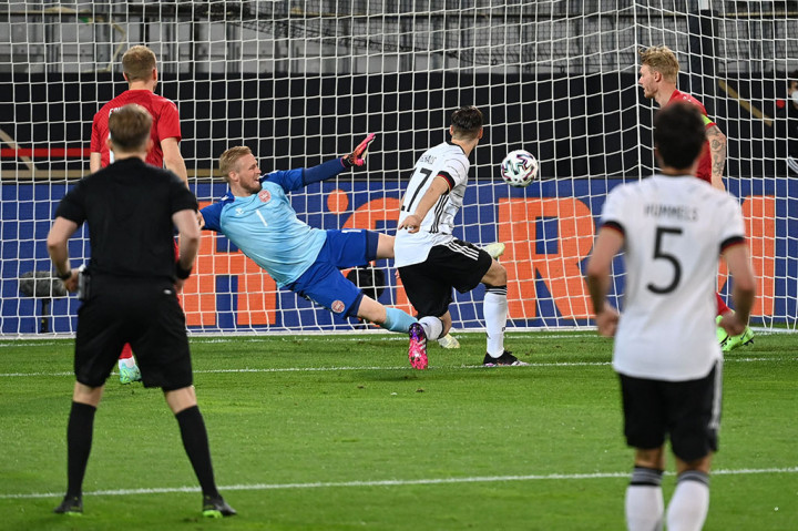 Tiga menit setelah babak kedua mulai Neuhaus akhirnya berhasil membawa Jerman memimpin 1-0 usai memperdaya Schmeichel.