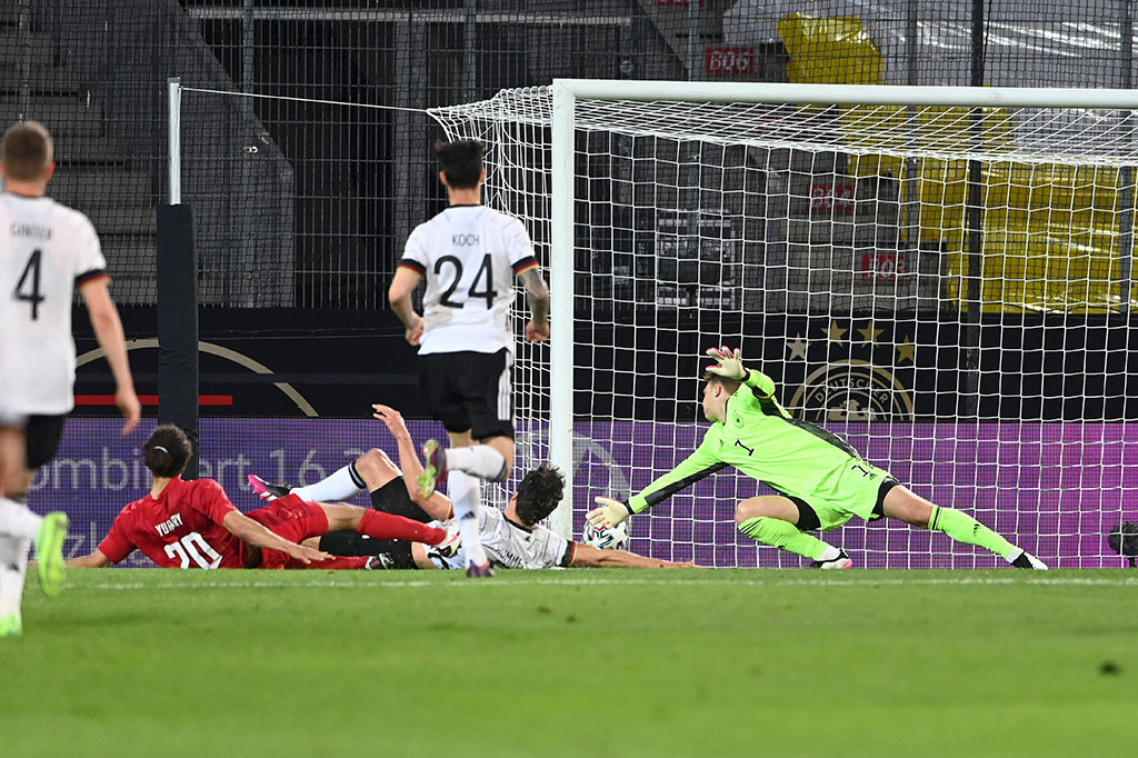 Barisan belakang Jerman sepenuhnya tak terjamah Denmark sampai pada menit ke-71 ketika akhirnya mereka jebol juga manakala Christian Eriksen mengirimkan umpan yang diteruskan oleh Yussuf Poulsen untuk menaklukkan penjaga gawang Manuel Neuer.