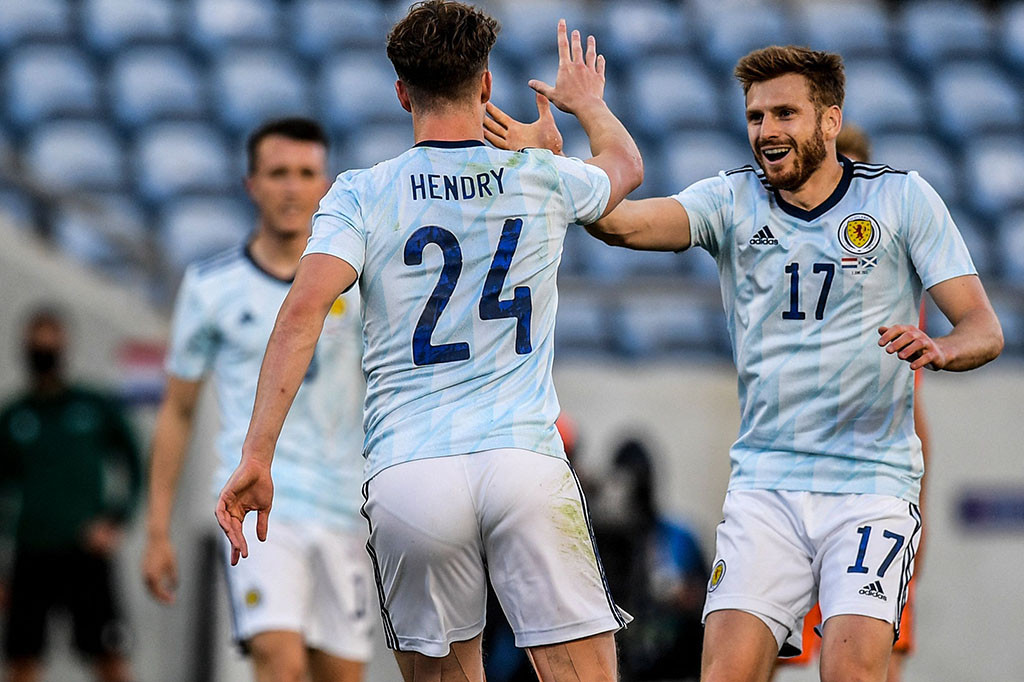Skotlandia yang tidak diperkuat tujuh pemainnya karena positif covid-19 saat menjalani kamp pelatihan di Spanyol memimpin lebih dulu pada menit ke-11 lewat Jack Hendry.