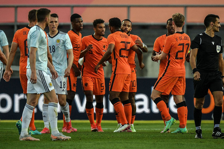 Belanda kemudian menyamakan kedudukan enam menit kemudian lewat tendanga voli Mamphis Depay menyambar umpan sundulan kapten Belanda Georginio Wijnaldum. Skor 1-1 bertahan hingga jeda.