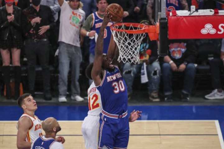 Julius Randle (23 poin, 13 rebound) juga membukukan double-double bagi unggulan keempat Knicks, yang melaju ke babak playoff untuk pertama kalinya sejak 2013.