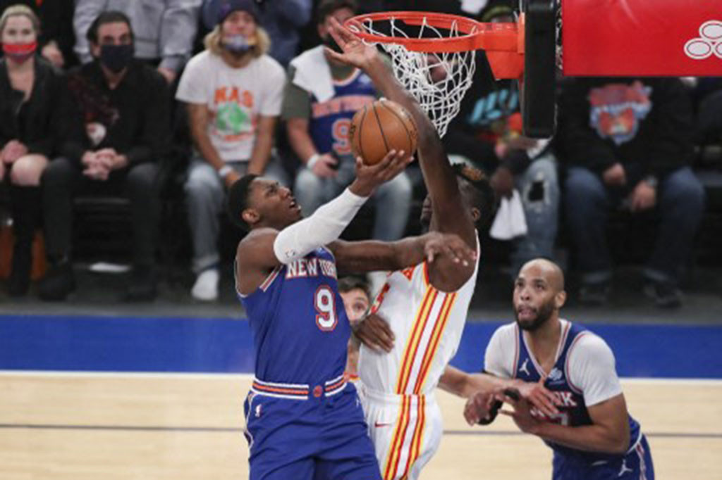 RJ Barrett mencetak 17 poin, Reggie Bullock dan Alec Burks masing-masing menyumbang 12 poin, sedangkan Immanuel Quickley mendulang 11 poin.