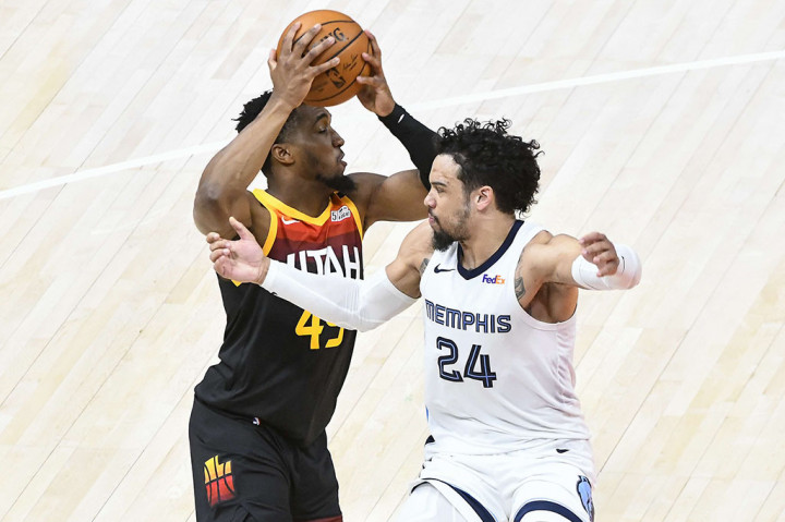 Donovan Mitchell mengemas 30 poin dan 10 assist untuk memimpin Utah Jazz meraih kemenangan 126-110 atas Memphis Grizzlies pada gim kelima babak playoff NBA putaran pertama di Salt Lake City, Kamis, 3 Juni 2021 WIB.