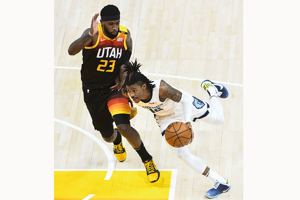 Ja Morant membukukan 27 poin dan 11 assist, sementara Dillon Brooks juga mencetak 27 poin untuk Grizzlies, yang berada di babak playoff untuk pertama kalinya sejak empat tahun terakhir. Memphis sebelumnya harus memenangkan dua pertandingan pada babak play-in, melawan San Antonio dan Golden State, untuk lolos ke babak playoff.