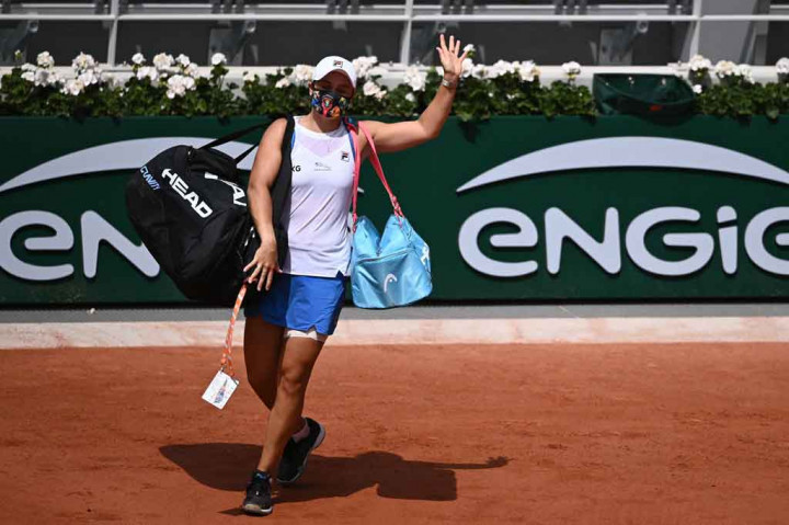 Petenis Australia, yang memenangkan gelar pada kunjungan terakhirnya ke Roland Garros pada 2019, meninggalkan lapangan untuk perawatan medis setelah kalah pada set pertama 6-1.
 Dia menyerah saat kedudukan 2-2 di set kedua di Court Philippe Chatrier.