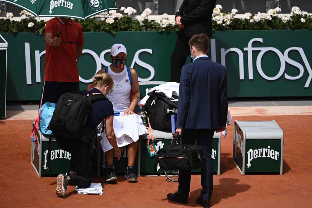 Unggulan teratas Ashleigh Barty mundur di pertengahan set kedua pertandingan putaran kedua Prancis Terbuka melawan Magda Linette dari Polandia, Kamis, 3 Juni 2021. Barty mundur akibat cedera.