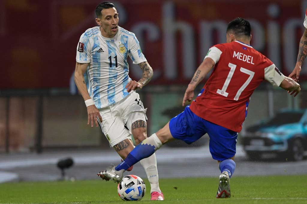 Bermain di kandang sendiri, Argentina mulai menebar ancaman di menit kesepuluh lewat Angel Di Maria. Sayang tembakan gelandang Paris Saint-Germain itu dengan cepat diblok oleh Gary Medel.