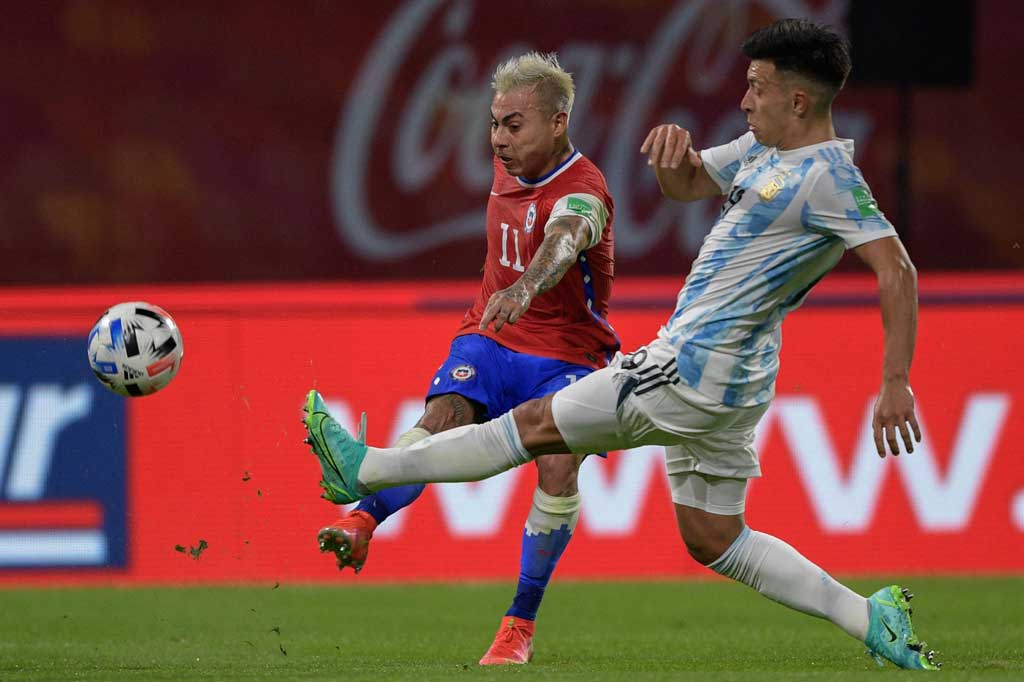 Sementara Chile tidak tinggal diam dan membalas lewat sepakan Eduardo Vargas dari luar kotak penalti lima menit berselang. Sayangi bola masih sedikit melebar dari gawang tuan rumah.