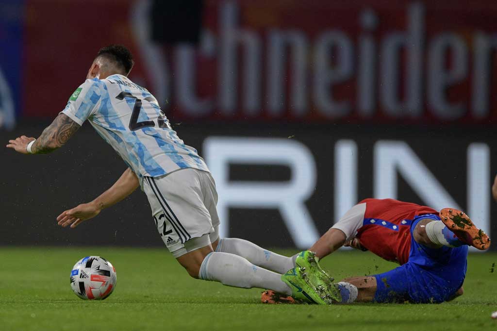 Argentina mendapat hadiah penalti pada menit ke-24 setelah Lautaro Martinez dilanggar oleh Guillermo Maripan.