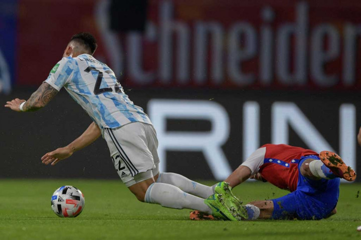 Argentina mendapat hadiah penalti pada menit ke-24 setelah Lautaro Martinez dilanggar oleh Guillermo Maripan.