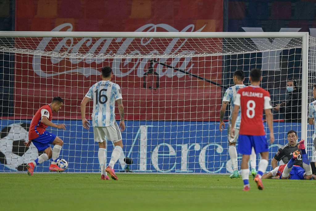Tertinggal satu gol, Chile berusaha membalas, dan akhirnya berbuah hasil pada menit ke-36. Umpan Medel yang mengarah ke tiang jauh disontek oleh Alexis Sanchez yang berada di depan gawang. Skor 1-1 bertahan hingga jeda.