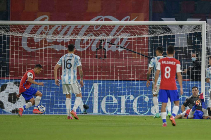 Tertinggal satu gol, Chile berusaha membalas, dan akhirnya berbuah hasil pada menit ke-36. Umpan Medel yang mengarah ke tiang jauh disontek oleh Alexis Sanchez yang berada di depan gawang. Skor 1-1 bertahan hingga jeda.