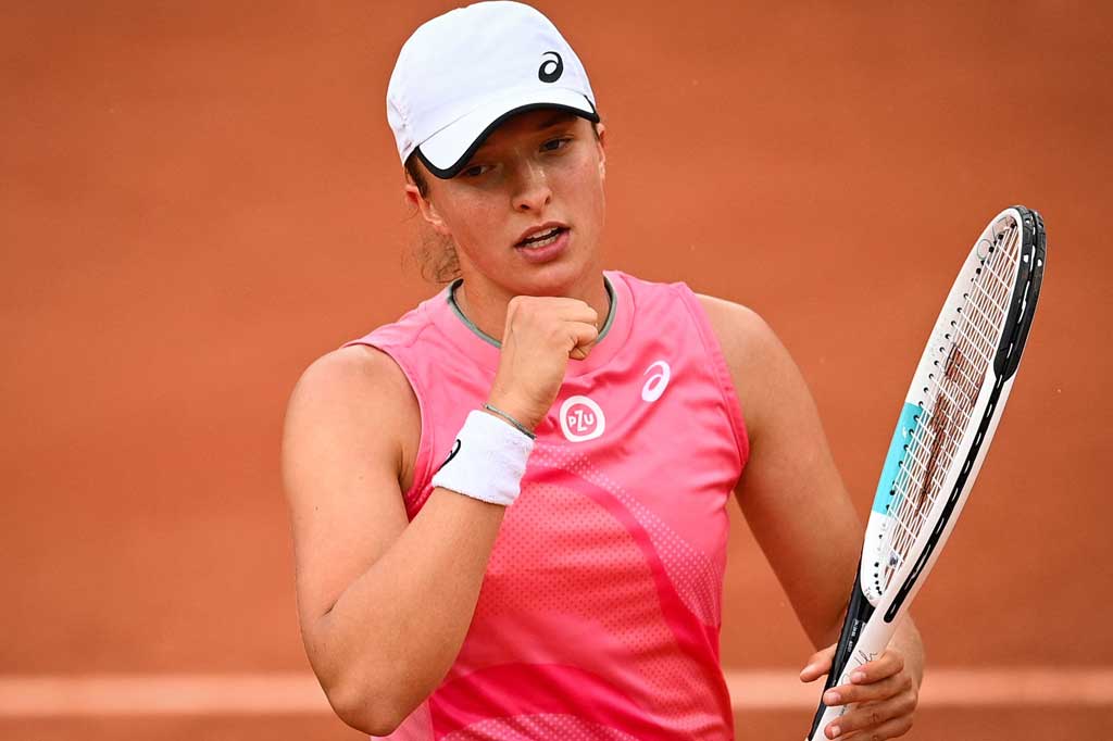 uara bertahan Iga Swiatek menang mudah atas satu-satunya petenis Swedia di undian utama yaitu Rebecca Peterson, dengan skor 6-1, 6-1 d di babak kedua Prancis Terbuka 2021, Kamis, 3 Juni 2021 waktu Paris.