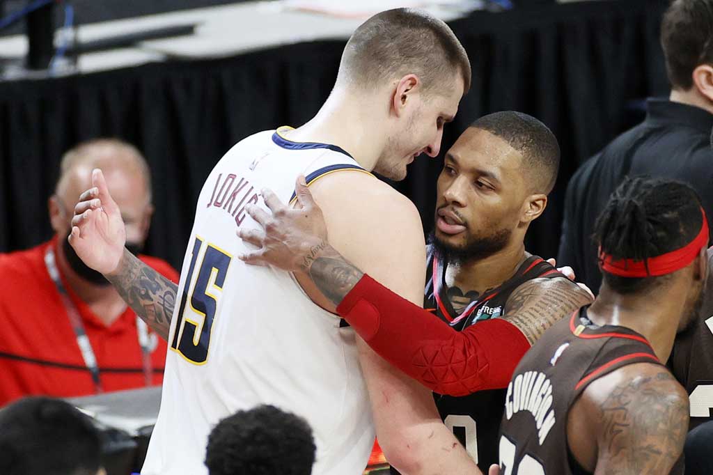 Nikola Jokic mengemas 36 poin, delapan rebound, dan enam assist untuk memimpin Denver Nuggets meraih kemenangan 126-115 atas tuan rumah Portland Trail Blazers pada gim keenam pertandingan playoff Wilayah Barat, Jumat, 4 Juni 2021 pagi WIB.
