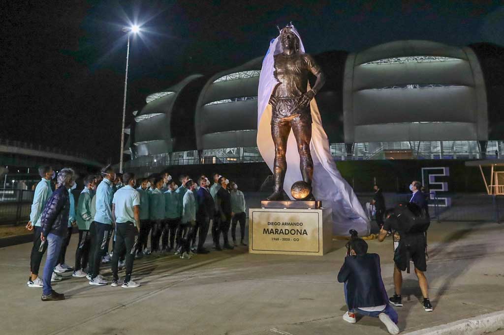 Melihat Patung Maradona yang Baru Diresmikan di Argentina