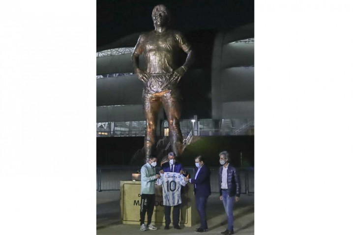 Timnas Argentina memberikan penghormatan setinggi-tingginya kepada ikon sepakbola Diego Armando Maradona sebelum melakoni laga melawan Chile pada kualifikasi Piala Dunia 2022, Jumat, 4 Juni 2021 WIB.