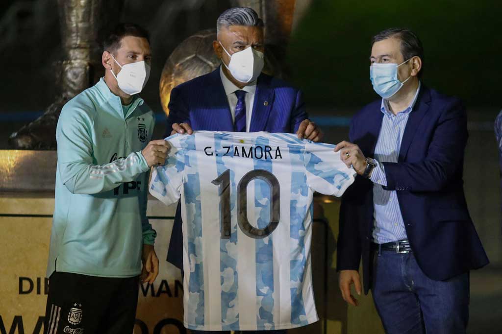 Selain penghormatan dari para pemain, Federasi Sepak Bola Argentina juga meresmikan patung Maradona di luar Estadio Unico Madre de Ciudades. Patung setinggi lima meter tersebut terbuat dari perunggu.