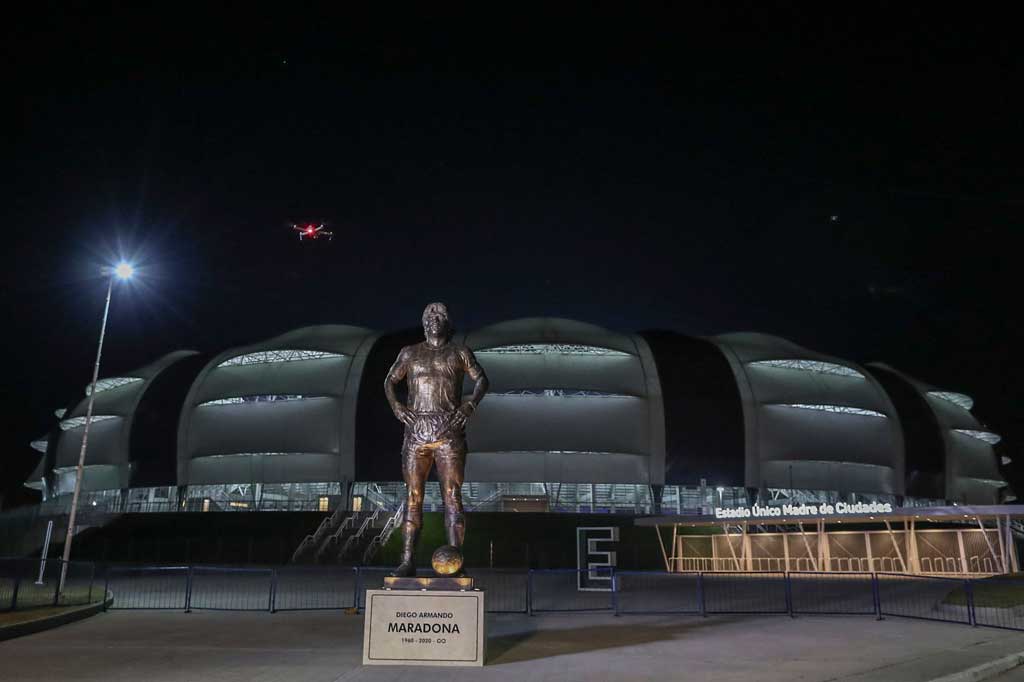 
Maradona meninggal pada 25 November 2020, setelah menderita gagal jantung. Dia dalam kesehatan yang buruk, menjalani operasi otak tidak lama sebelum kematiannya. Perawatan medisnya waktu itu telah menjadi subyek penyelidikan oleh pihak berwenang setempat.