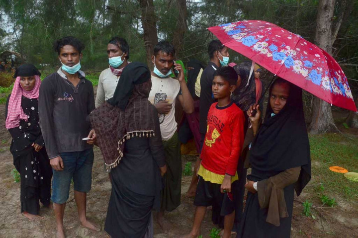 Sejumlah imigran etnis Rohingya berada di kawasan Pantai Kuala Simpang Ulim, Kecamatan Simpang Ulim, Aceh Timur, Aceh, Jumat, 4 Juni 2021.
