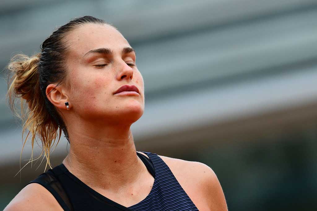 Unggulan ketiga Aryna Sabalenka tidak bisa menyembunyikan rasa kecewanya setelah terhenti di babak ketiga Prancis Terbuka, Jumat, 4 Juni 2021. 