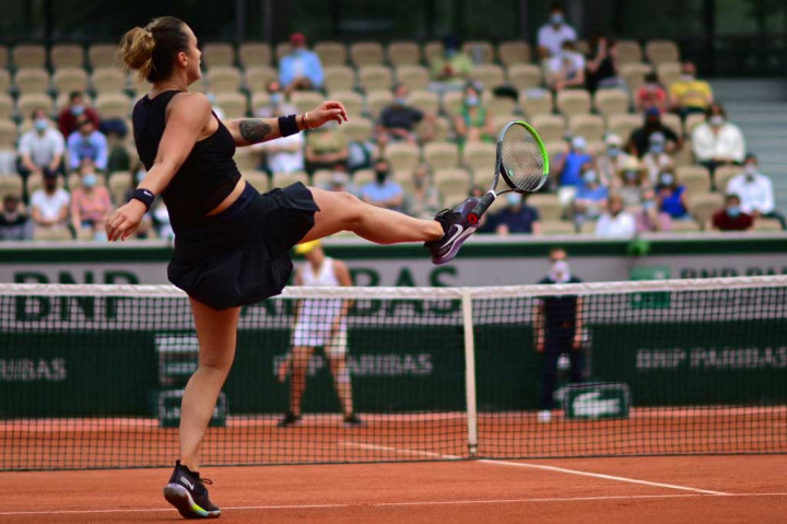 Sabalenka melangkah mulus sampai unggul 3-0, namun rangkaian unforced error yang dibuatnya menjadikan Pavlyuchenkova memenangi enam dari tujuh gim berikutnya untuk merebut set ini.