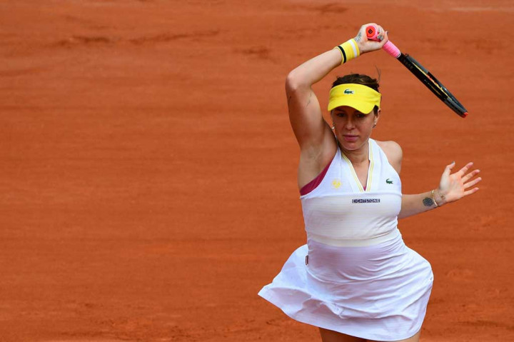 Petenis berusia 23 tahun itu melepaskan serangkaian pukulan winner untuk merampas empat gim berturut-turut untuk memenangkan set kedua dan menyamakan kedudukan 1-1, sebelum Pavlyuchenkova ke pinggir lapangan untuk mendapatkan perawatan media dan kembali bermain dengan paha kirinya dibalut.