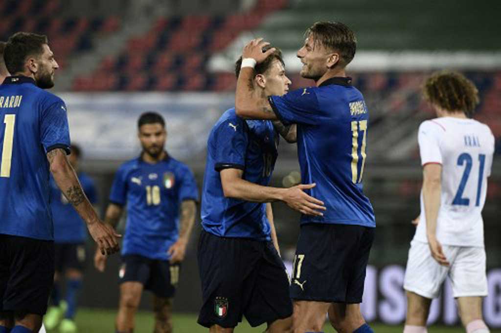 Gelandang Inter Milan Nicolo Barella menggandakan keunggulan bagi Italia sebelum turun minum, ketika ia menggiring bola ke arah gawang dan melepaskan tembakan dari luar kotak penalti.
