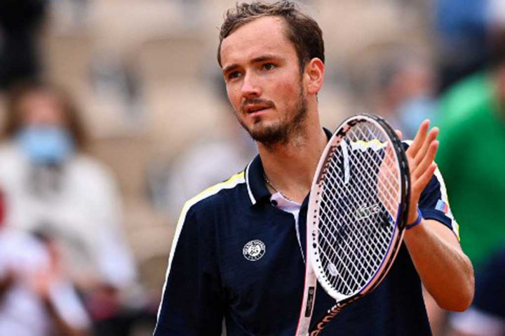 Daniil Medvedev melakukan selebrasi usai mengamankan tempatnya di babak 16 besar Prancis Terbuka untuk pertama kalinya pada hari Jumat, 4 Juni 2021 waktu setempat, usai menyingkirkan petenis Amerika Reilly Opelka tiga set langsung.