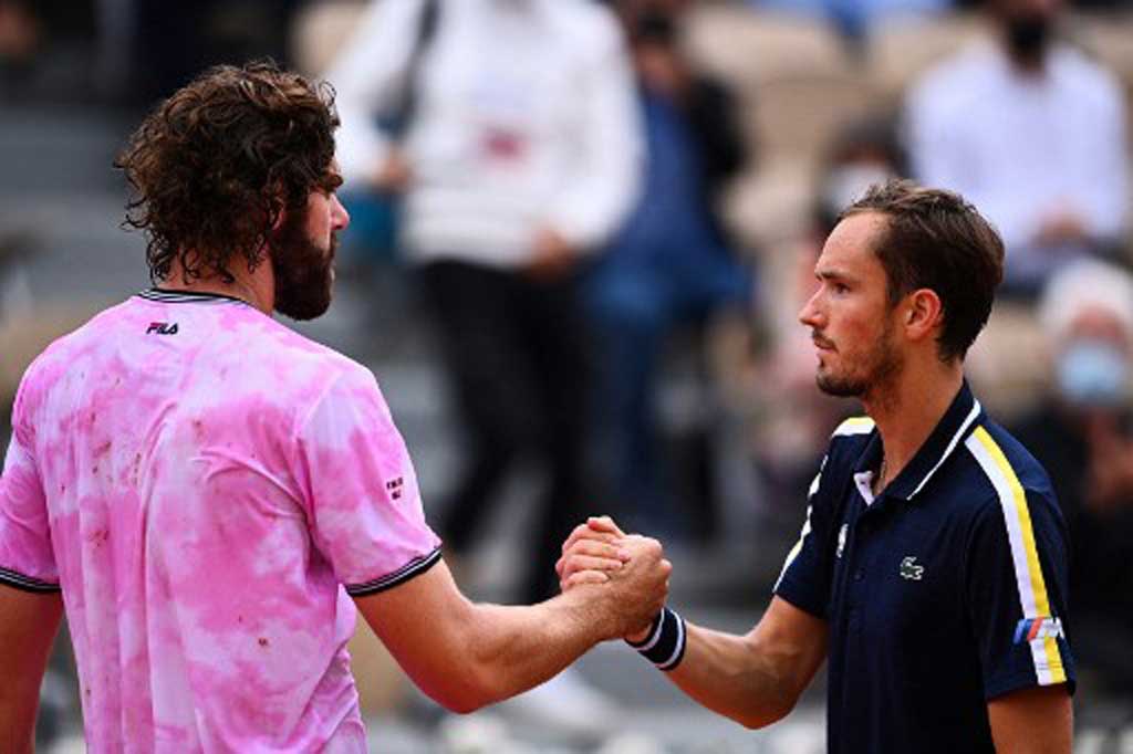 Unggulan kedua asal Rusia itu, yang kalah di babak pertama dari empat penampilan sebelumnya di Prancis Terbuka, memenangkan laga di babak 32 besar dengan skor 6-4, 6-2, 6-4 di Court Suzanne Lenglen.