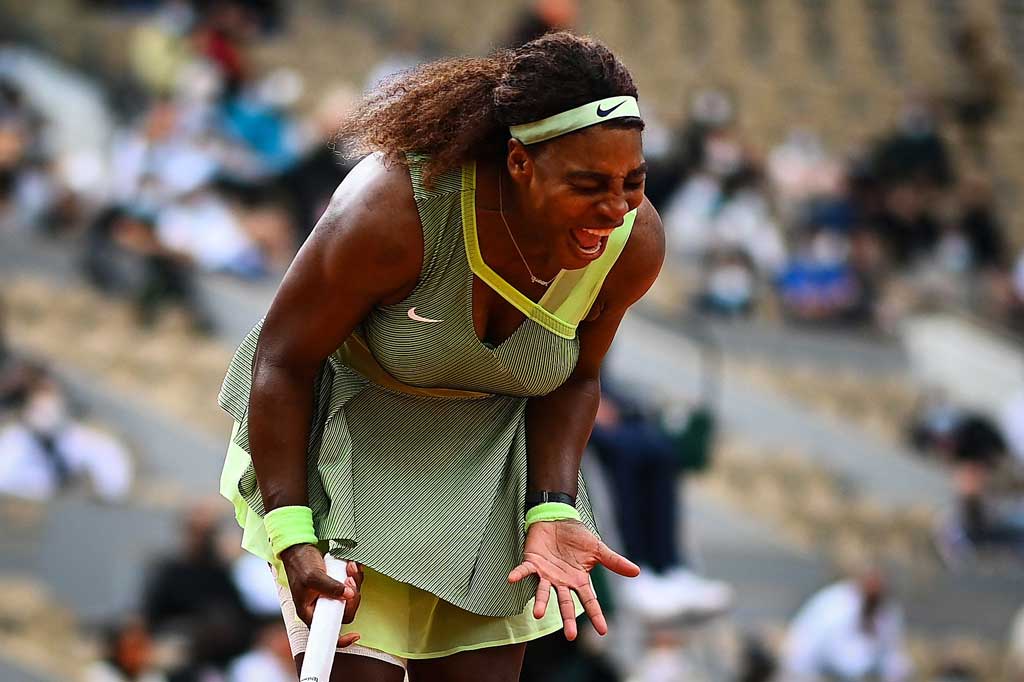 Serena Williams melakukan selebrasi setelah untuk pertama kalinya dalam tiga tahun melaju ke putaran keempat Prancis Terbuka usai mencatatkan kemenangan 6-4, 6-4 atas rekan senegara Danielle Collins, Jumat, 4 Juni 2021 waktu setempat.
