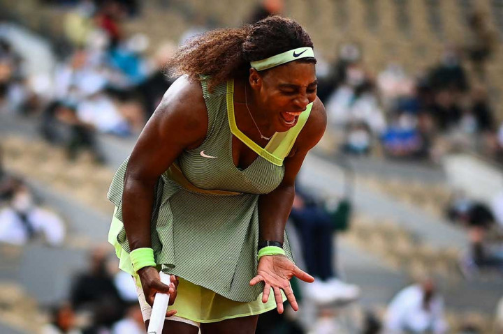 Serena Williams melakukan selebrasi setelah untuk pertama kalinya dalam tiga tahun melaju ke putaran keempat Prancis Terbuka usai mencatatkan kemenangan 6-4, 6-4 atas rekan senegara Danielle Collins, Jumat, 4 Juni 2021 waktu setempat.