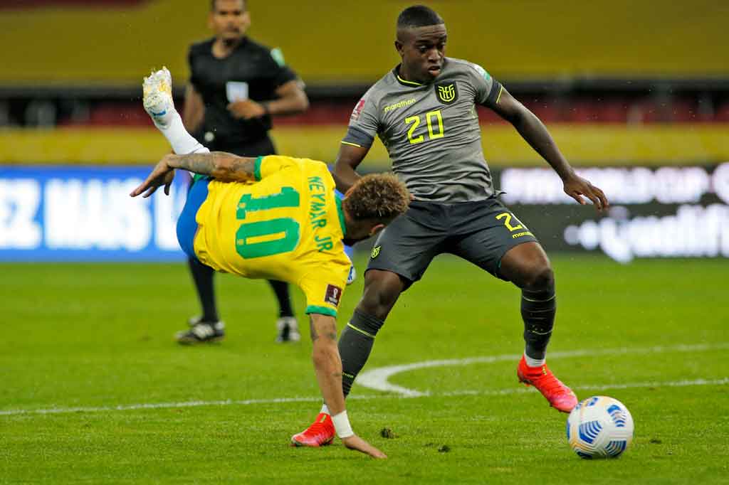 Laga kedua kesebelasan berjalan ketat sejak awal pertandingan. Pemain kedua kesebelasan saling berbalas serangan, namun belum berbuah gol.