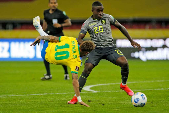 Laga kedua kesebelasan berjalan ketat sejak awal pertandingan. Pemain kedua kesebelasan saling berbalas serangan, namun belum berbuah gol.